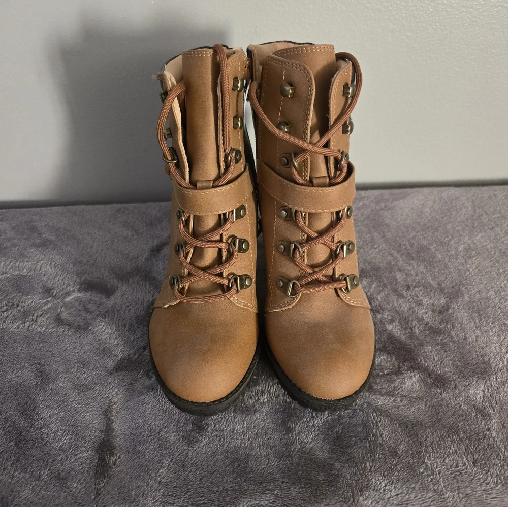 ANDIAMO Women's Tan and Brown Ankle Boots Sz 5.5 - Picture 2 of 6